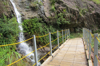 обоя waterfalls, природа, водопады, растительность, водопад, камни, скалы, мостик