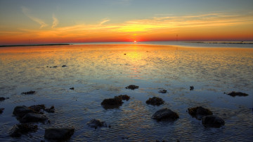 Картинка природа восходы закаты камни вода облака