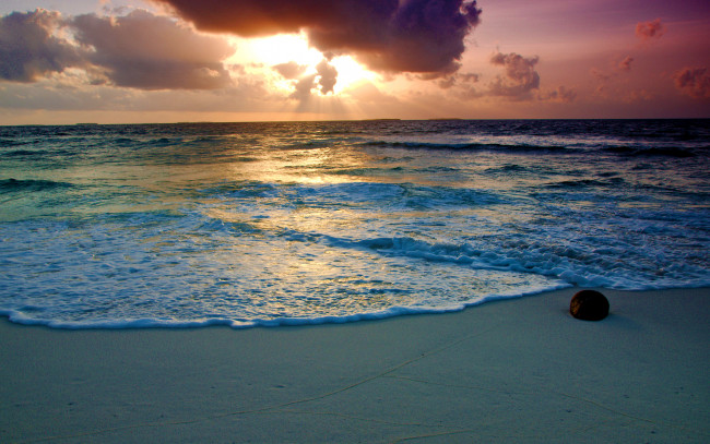 Обои картинки фото sunlight, природа, побережье, пляж, облака, солнечный, свет, море