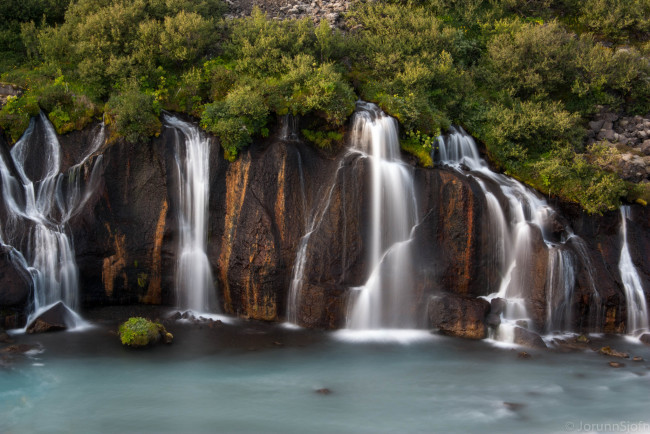 Обои картинки фото hraunfossar, waterfall, природа, водопады, скала, исландия, деревья, iceland