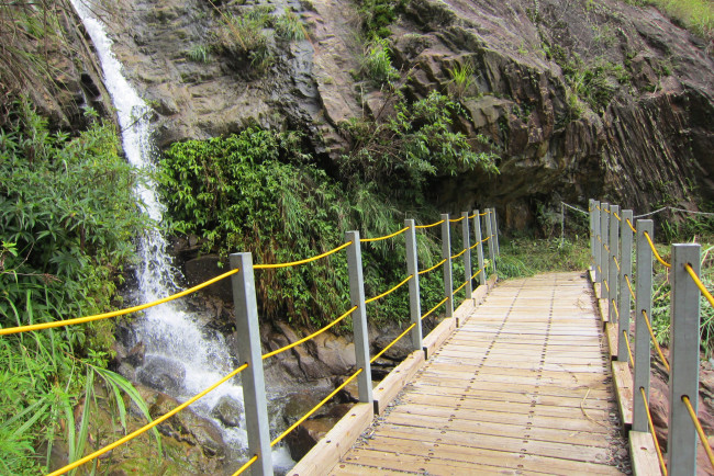Обои картинки фото waterfalls, природа, водопады, растительность, водопад, камни, скалы, мостик