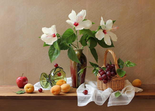 Обои картинки фото еда, натюрморт, цветы, абрикосы, виноград, яблоко, гибискус, корзинка, ваза