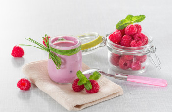 Картинка еда мороженое +десерты йогурт ягоды малина десерт баночки