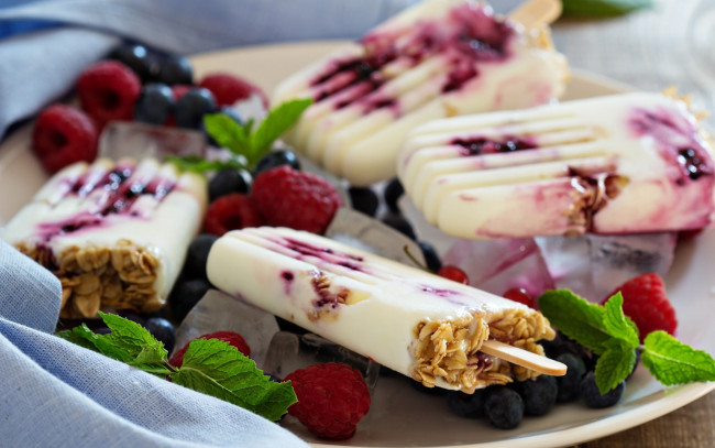 Обои картинки фото еда, мороженое,  десерты, ягоды, малина, тарелка, мята, эскимо