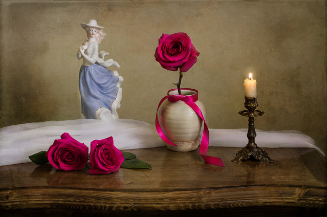 Обои картинки фото разное, сувениры, лента, розы, статуэтка, свеча