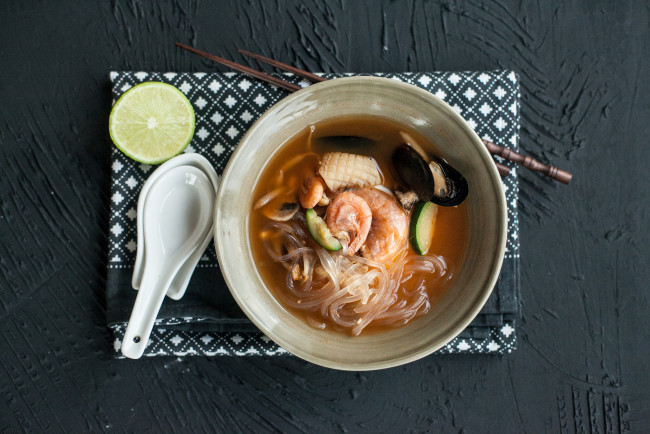 Обои картинки фото еда, первые блюда, креветки, морепродукты, суп, первое, блюдо