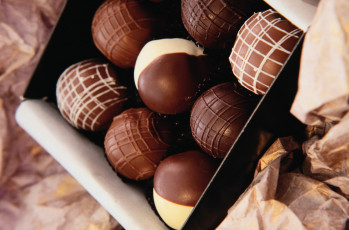 Картинка еда конфеты +шоколад +сладости шарики коробка