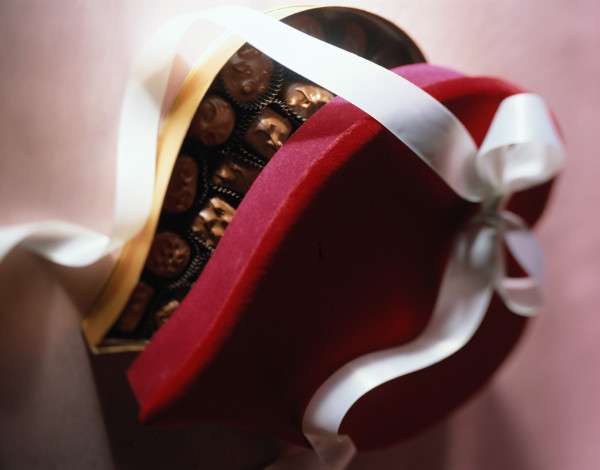 Обои картинки фото еда, конфеты,  шоколад,  сладости, коробка, лента, ассорти