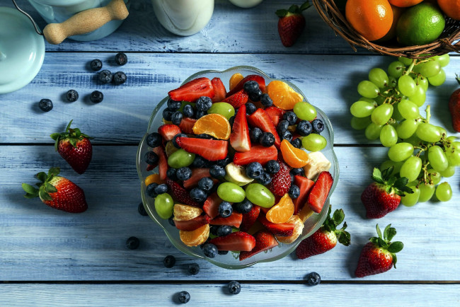 Обои картинки фото еда, фрукты,  ягоды, апельсин, клубника, черника, виноград