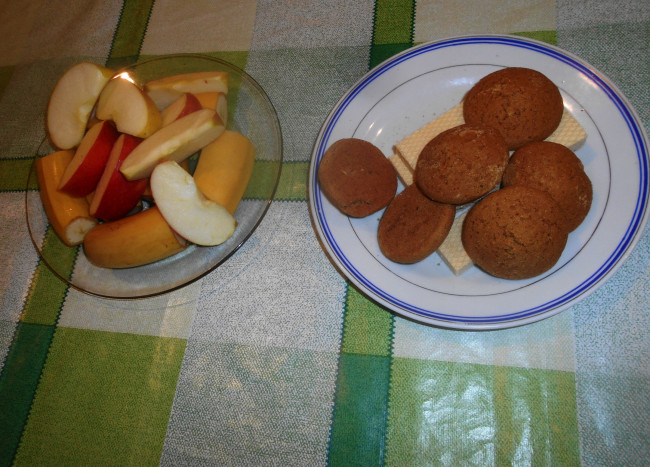 Обои картинки фото еда, пирожные,  кексы,  печенье, печенье, вафли, бананы, яблоки
