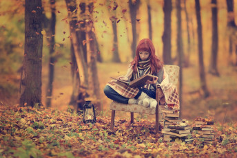 Картинка девушки -+рыжеволосые+и+разноцветные рыжая кресло книги лес осень