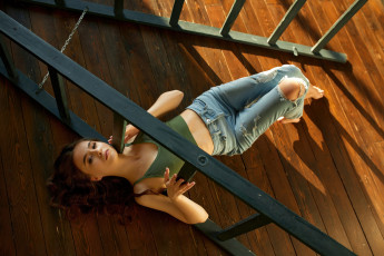 Картинка девушки -+рыжеволосые+и+разноцветные девушка лежит лестница каштановые волосы джинсы yulia metlyakova