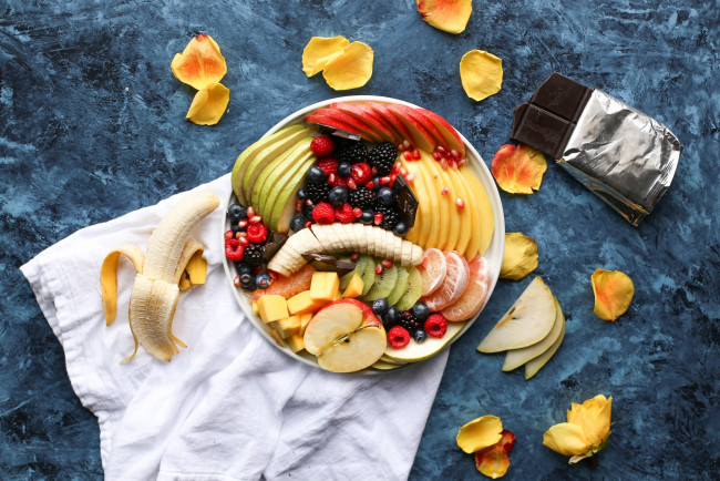 Обои картинки фото еда, фрукты,  ягоды, шоколад, банан, яблоко, ежевика