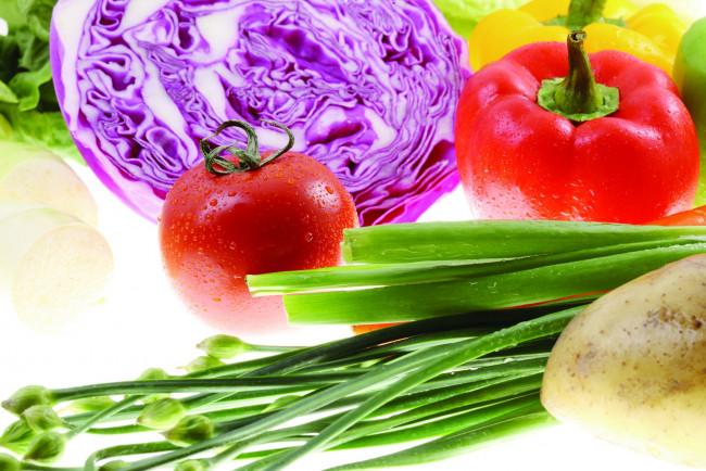 Обои картинки фото еда, овощи, цветная, капуста, зелёный, лук, перья, лука, картофель, болгарский, перец, помидор, красный, жёлтый, зелень, томаты