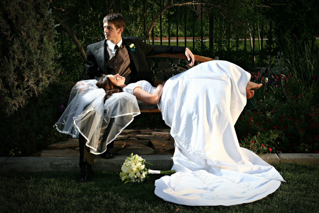 Обои картинки фото разное, мужчина женщина, невеста, жених, букет, скамейка