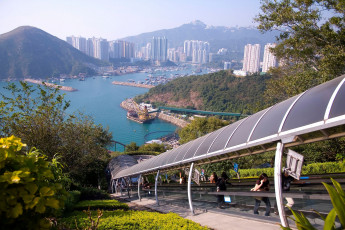 обоя города, панорамы, эскалатор, озеро, гора, ocean park, hong kong