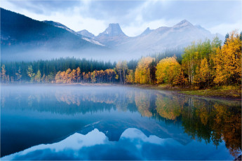 обоя природа, реки, озера, лес, вершины, гладь, отражение, осень, озеро