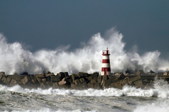 Картинка природа стихия море шторм маяк насыпь мол волны