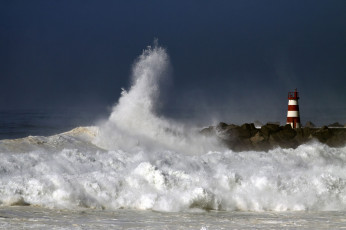 Картинка природа стихия шторм море мол насыпь волны маяк