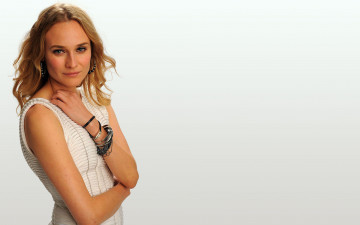 обоя Diane Kruger, девушки, , , модель, блондинка, улыбка, платье, браслеты