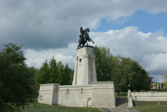 Обои картинки фото памятник, татищеву, тольятти, города, памятники, скульптуры, арт, объекты, постамент, деревья, трава, облака, небо