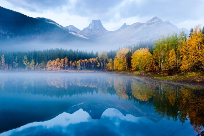 Обои картинки фото природа, реки, озера, лес, вершины, гладь, отражение, осень, озеро