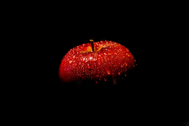 Обои картинки фото еда, Яблоки, капли, красное, чёрный, фон, яблоко
