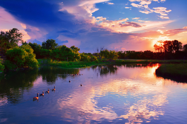 Обои картинки фото природа, реки, озера, свет, солнце, облака, отражение, река, лес