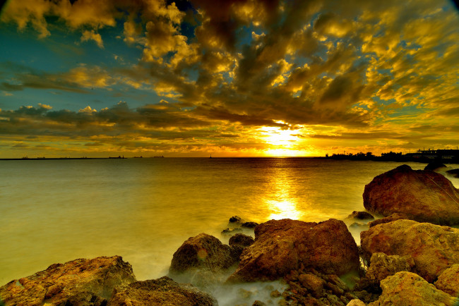 Обои картинки фото природа, восходы, закаты, тучи, зарево, океан, берег, камни