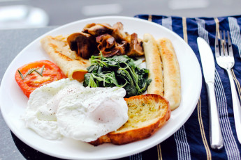 Картинка еда Яичные+блюда завтрак яйцо сосиска тост