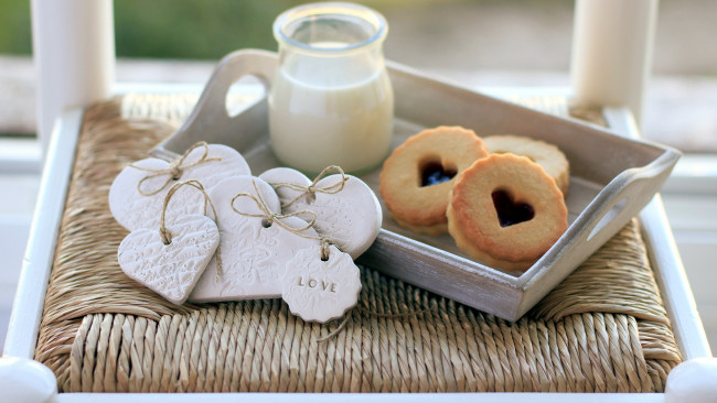 Обои картинки фото еда, пирожные,  кексы,  печенье, молоко, печенье, сердечки