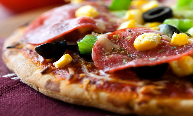 Обои картинки фото еда, пицца, салями, маслины, макро, кукуруза