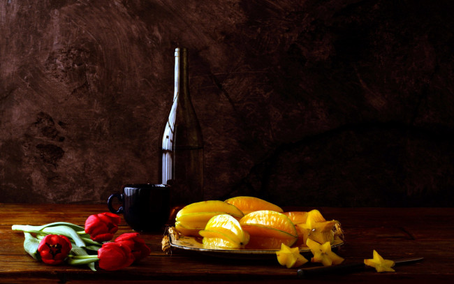 Обои картинки фото еда, карамбола, фрукт, экзотический, бутылка, тюльпаны