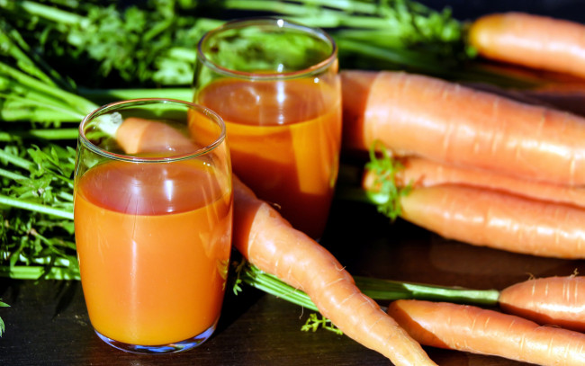 Обои картинки фото еда, напитки,  сок, морковь, сок, стаканы