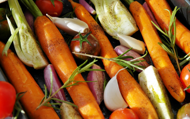 Обои картинки фото еда, овощи, морковь, лук, чеснок, помидоры