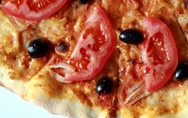 Обои картинки фото еда, пицца, помидоры, маслины, макро