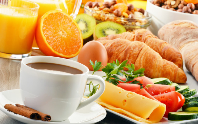 Обои картинки фото еда, разное, cheese, яйцо, орехи, сыр, сок, juice, tomato, orange, кофе, киви, апельсин, помидоры, coffee, nuts, baking, круассаны