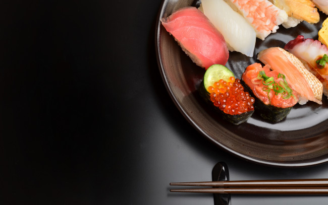 Обои картинки фото еда, рыба,  морепродукты,  суши,  роллы, икра, креветка