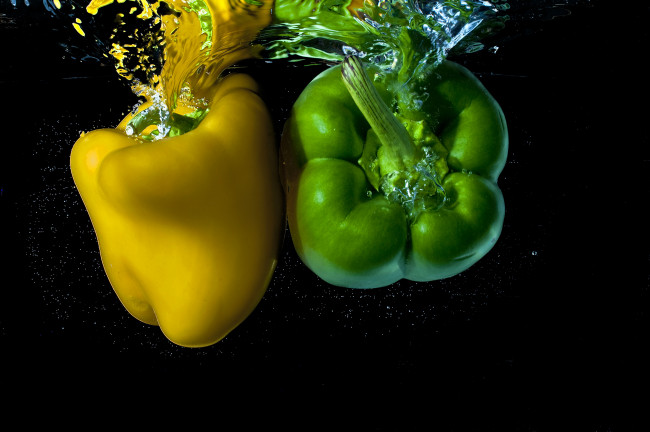 Обои картинки фото еда, перец, желтый, овощи, вода, зеленый