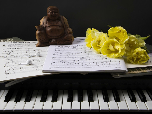 Обои картинки фото музыка, -музыкальные инструменты, цветы, ноты, будда, клавиши, статуэтка, наушники