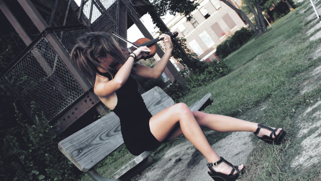 Обои картинки фото музыка, - другое, девушка, скрипка, скамейка, растения, улица