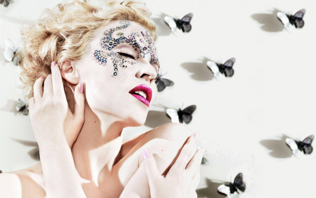 Обои картинки фото музыка, kylie minogue, кайли, миноуг, певица, блондинка, бабочки, лицо, стразы
