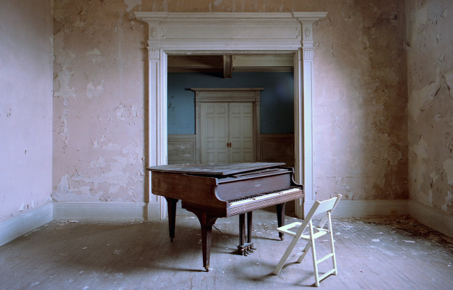 Обои картинки фото музыка, -музыкальные инструменты, пианино, ремонт, комната, стул