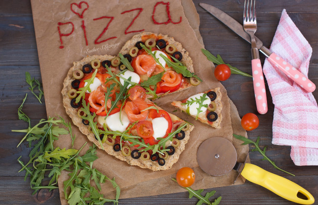 Обои картинки фото еда, пицца, сердце, сыр, овощи, помидоры, маслины