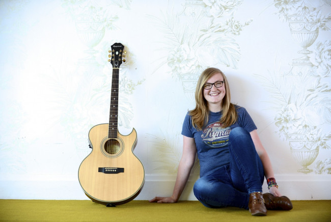 Обои картинки фото музыка, - другое, девушка, очки, гитара