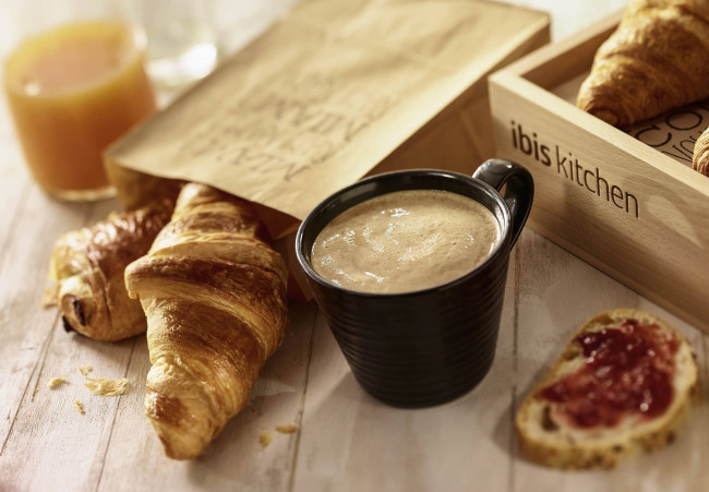 Обои картинки фото еда, кофе,  кофейные зёрна, круассаны, сок, завтрак