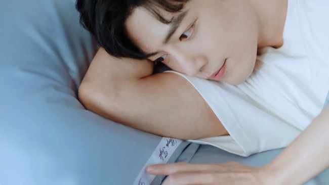 Обои картинки фото мужчины, xiao zhan, актер, лицо, футболка, постель