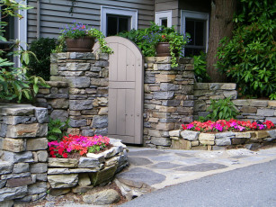 Картинка разное элементы архитектуры каменная кладка дверь цветы