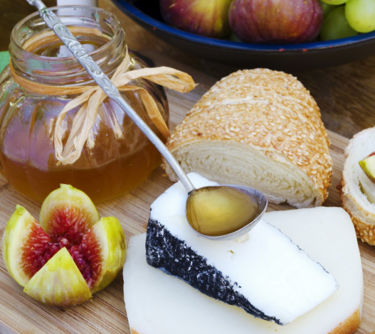 Обои картинки фото еда, разное, инжир, сыр, хлеб, мёд
