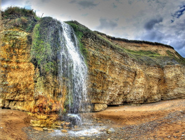 Обои картинки фото природа, водопады, берег, пляж, обрыв, водопад, тучи
